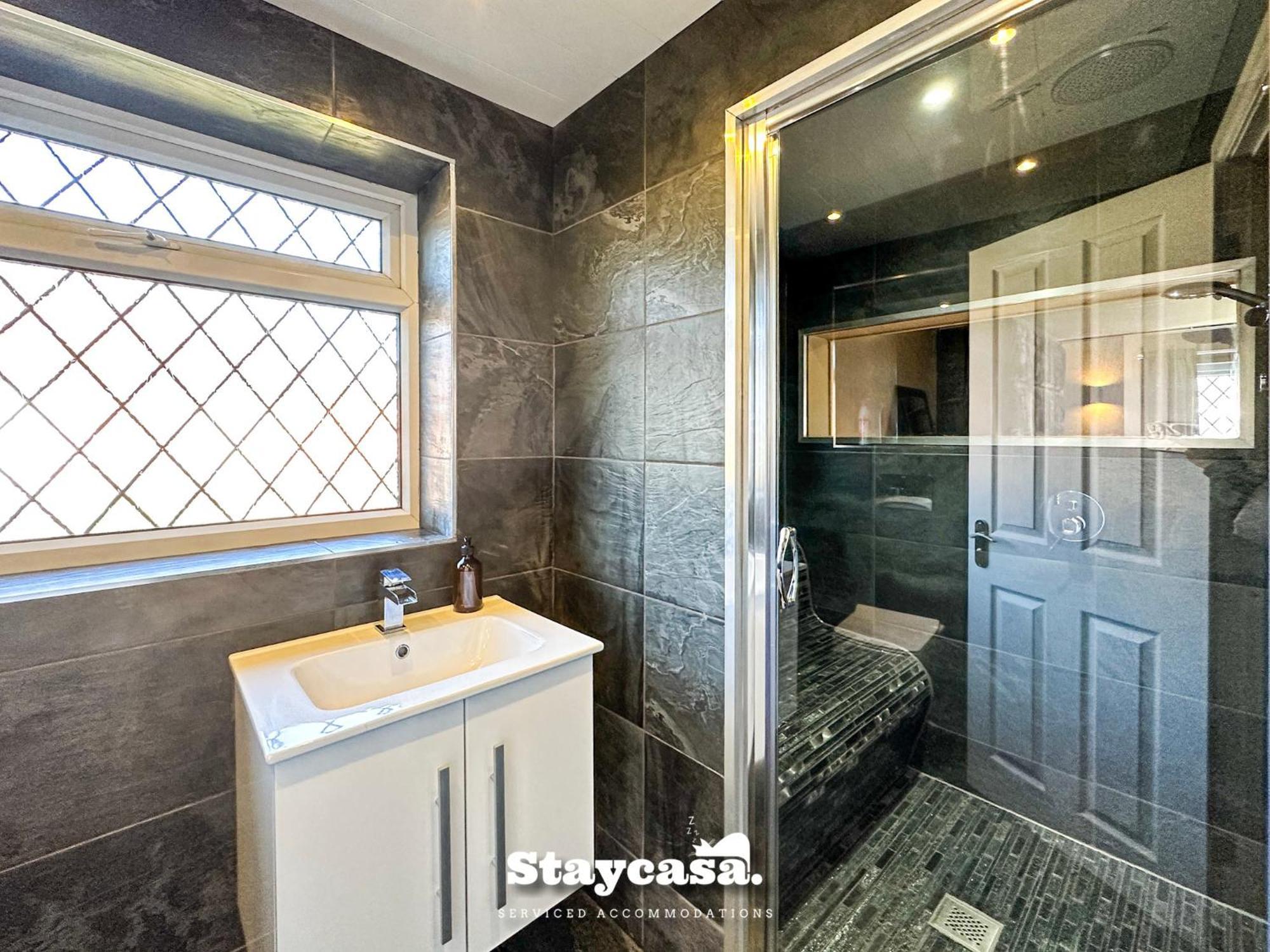 Beautiful Detached - Jacuzzi Bath - Parking Holiday home