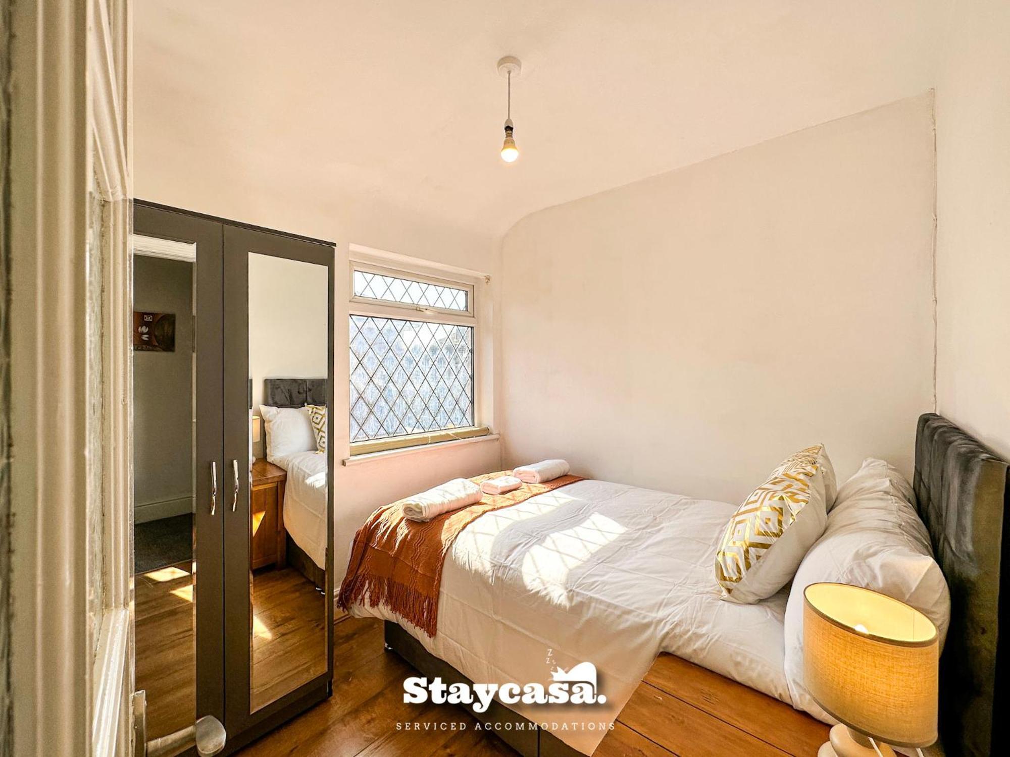 Beautiful Detached - Jacuzzi Bath - Parking