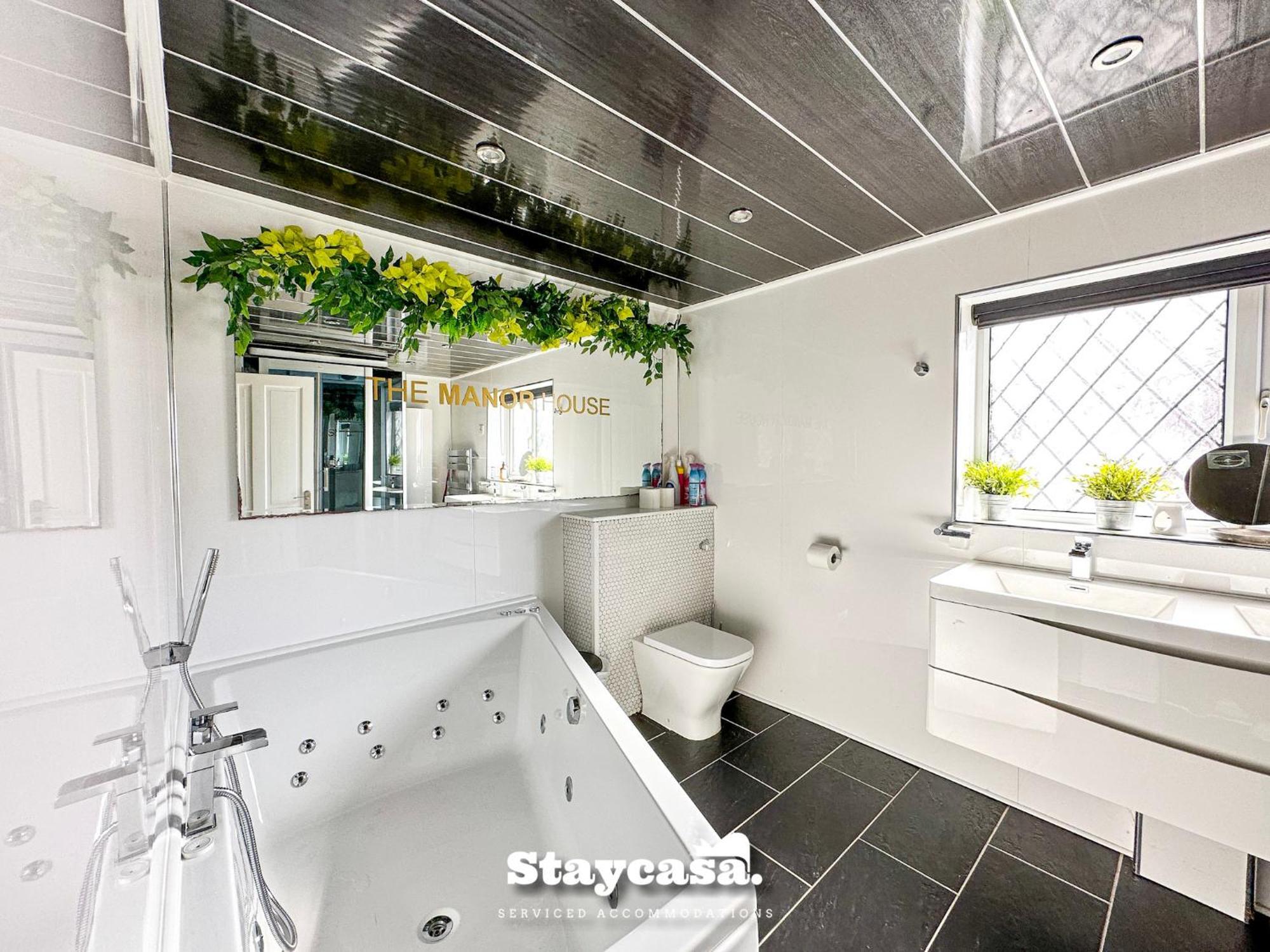 Holiday home Beautiful Detached - Jacuzzi Bath - Parking