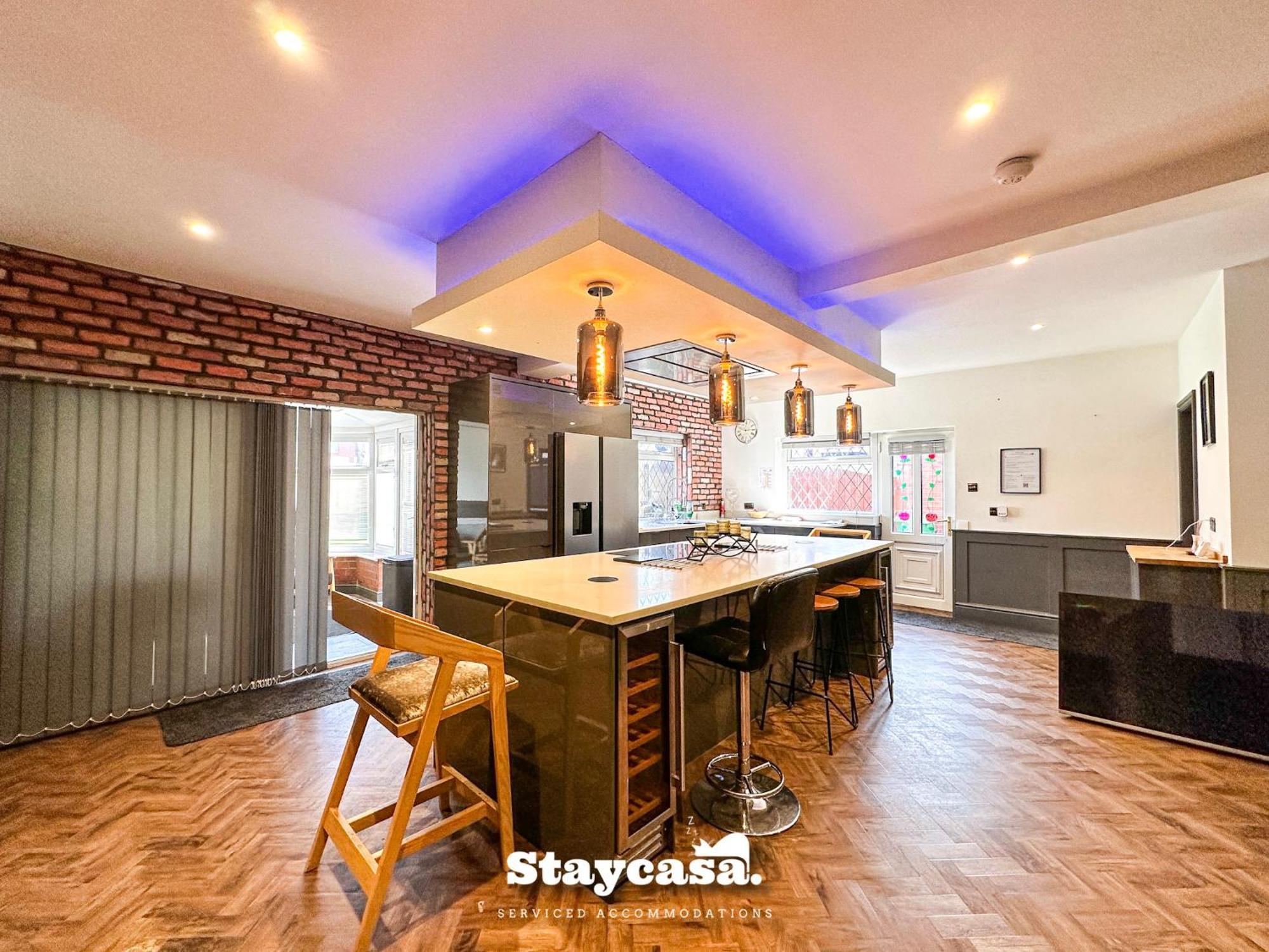 Beautiful Detached - Jacuzzi Bath - Parking Holiday home *