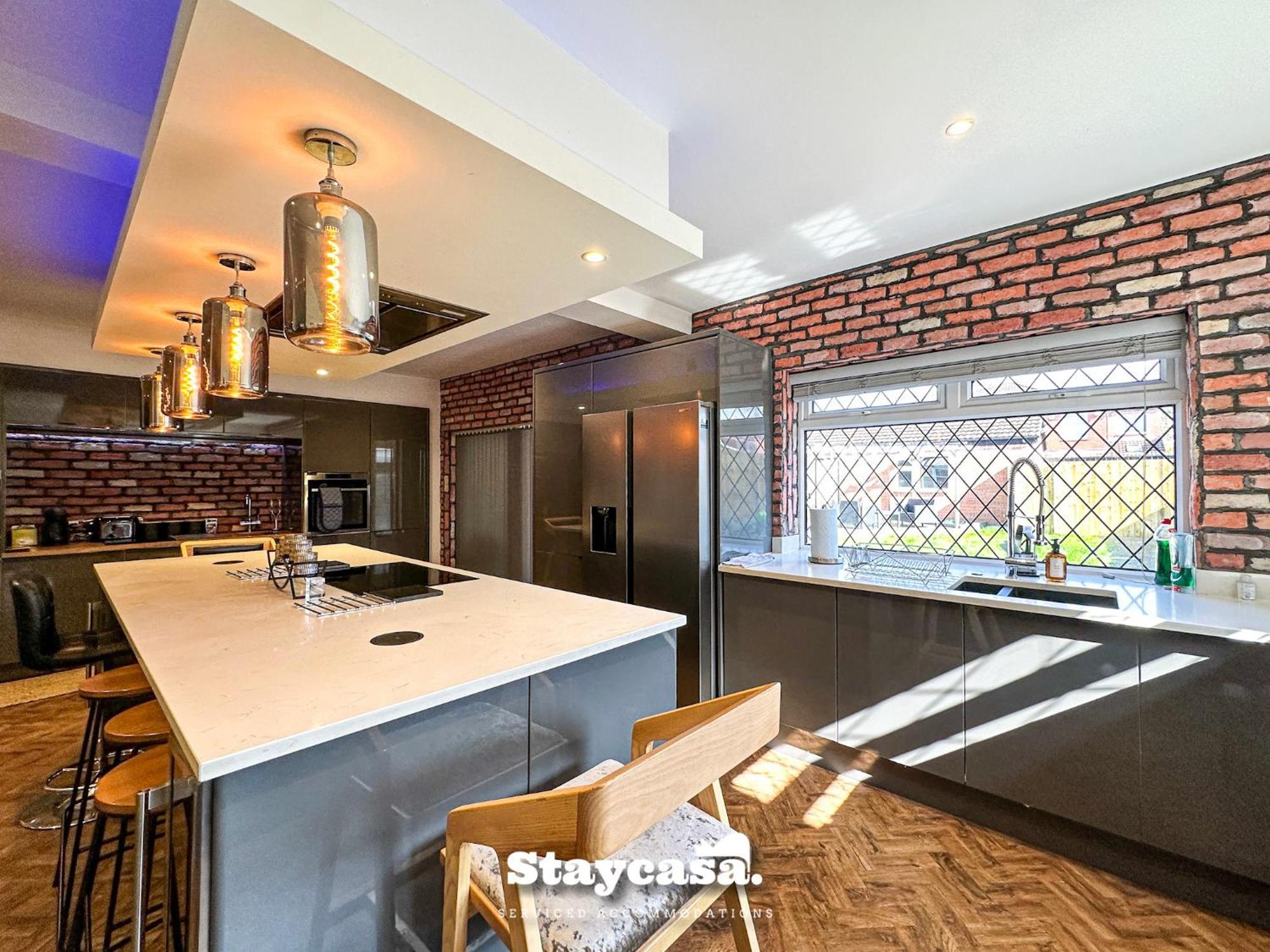Beautiful Detached - Jacuzzi Bath - Parking